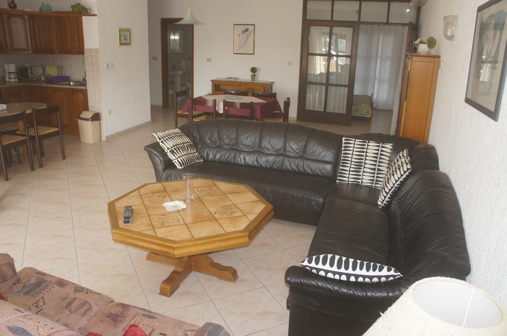 Suran Apartments Pula Pokoj fotografie