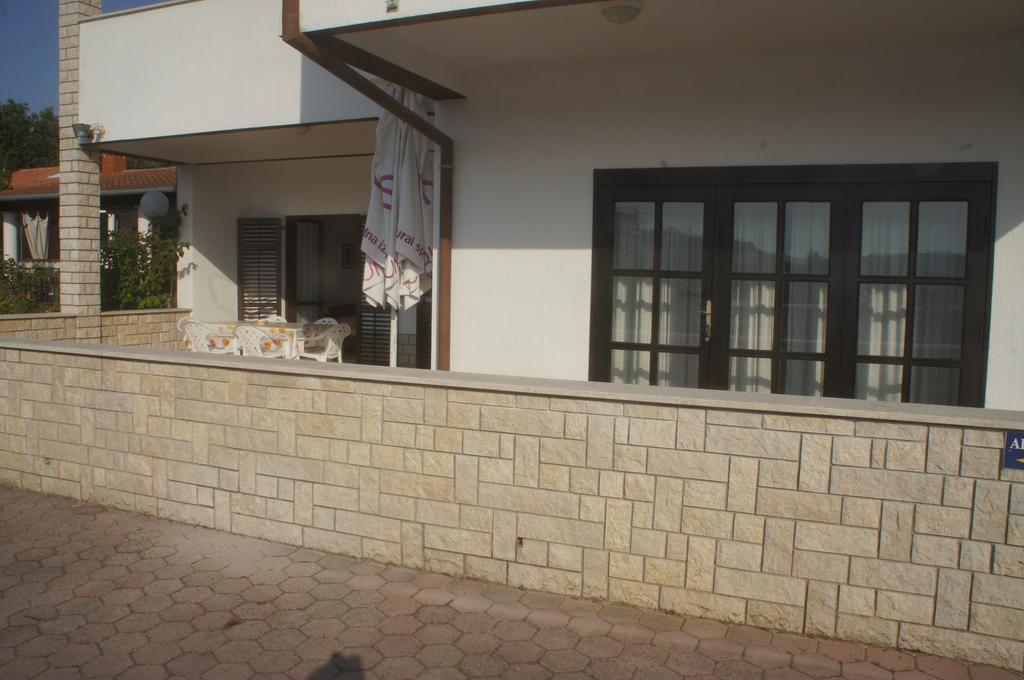 Suran Apartments Pula Pokoj fotografie