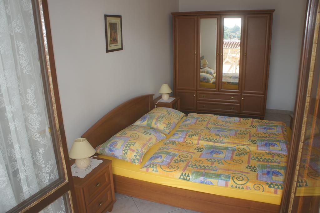 Suran Apartments Pula Pokoj fotografie